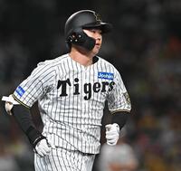 　７回、一塁への打球で懸命に走る代打・楠本（撮影・西田忠信）