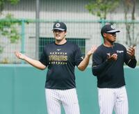 　２軍に合流したハートウィグ（左）＝撮影・山口登