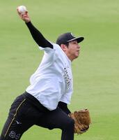 　キャッチボールをして調整する工藤（撮影・立川洋一郎）