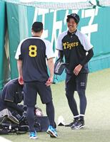 　佐藤輝（８）と談笑する才木（撮影・立川洋一郎）