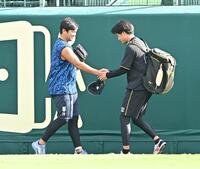 　山崎（左）と握手する高橋（撮影・西田忠信）