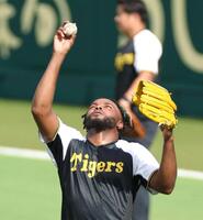 　練習中に空を見上げるドリス（撮影・北村雅宏）