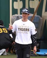 　練習中にサムアップポーズを見せる近本（撮影・北村雅宏）