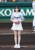 　ファーストピッチセレモニーを務めるＦＲＵＩＴＳ　ＺＩＰＰＥＲの鎮西寿々歌（撮影・立川洋一郎）