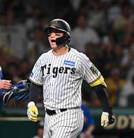 　４回、先制２ランを放ち生還する森下（撮影・西田忠信）