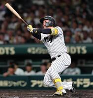 　４回、２ランを放つ森下（撮影・田中太一）