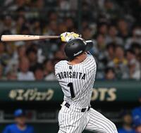 　４回、先制２ランを放つ森下（撮影・西田忠信）