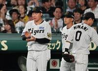 　４回、ベンチスタートの大山は守備から戻るナインを出迎える（撮影・田中太一）