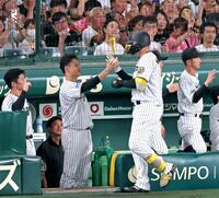 　４回、先制２ランを放った森下（手前）とタッチを交わす大竹（撮影・立川洋一郎）