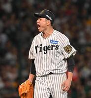 　６回、桑原を空振り三振に仕留め、ほえる大竹（撮影・西田忠信）