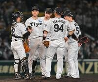 　６回、マウンドに集まる大竹（左から２人目）らナイン（撮影・西田忠信）