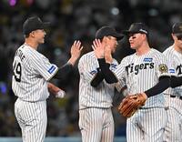 　ＤｅＮＡに勝利し、大竹（左）とタッチを交わす森下（撮影・西田忠信）