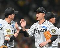　完封勝利を挙げ、藤川監督（左）とタッチを交わす大竹（撮影・西田忠信）