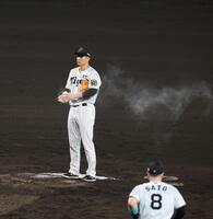 　９回登板前、ロジンの粉を手につける大竹（撮影・北村雅宏）