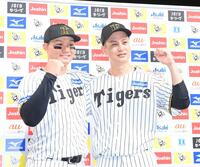 　お立ち台でポーズを決める森下（左）と大竹（撮影・西田忠信）