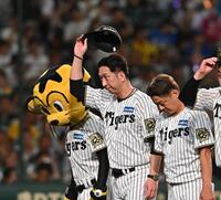 　ＤｅＮＡに勝利し、スタンドへあいさつする藤川監督（中央）＝撮影・西田忠信