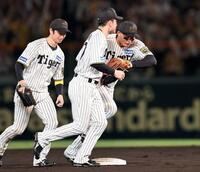 　喜びのあまり、二塁ベースに足をとられバランスを崩す森下（右）＝撮影・田中太一