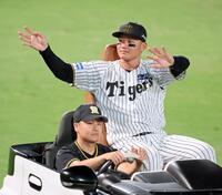 　場内を一周しファンの歓声に応える森下（撮影・立川洋一郎）