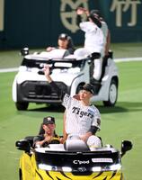 　場内を一周しファンの歓声に応える大竹（撮影・立川洋一郎）