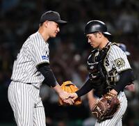 　完封勝利を挙げ、握手をする大竹と坂本（撮影・田中太一）