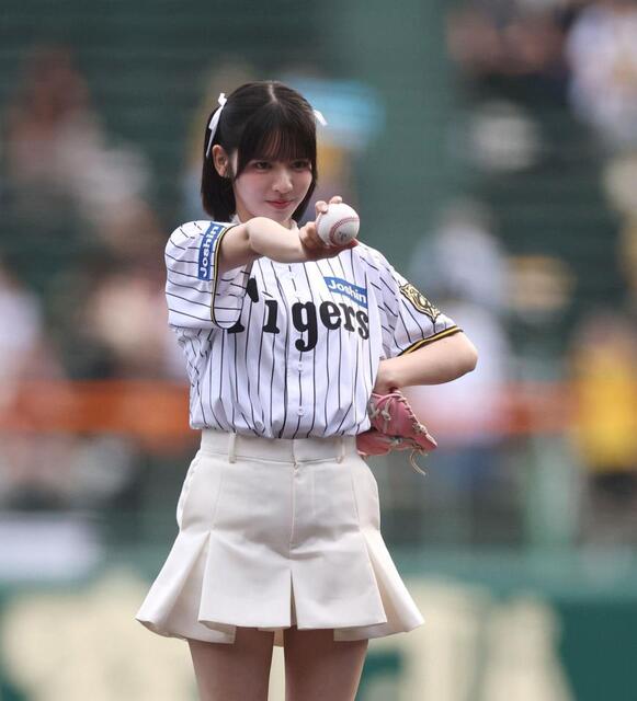 阪神 人気アイドルが始球式で伝説のシーン再現「やってみました」藤川