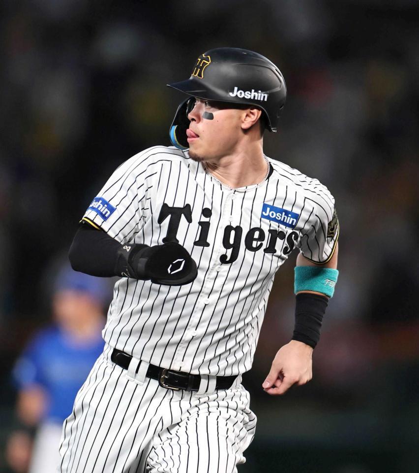 　１回、ラッキーな当たりで先制打を放った佐藤輝は、大山の打球で三塁へ走る（撮影・田中太一）