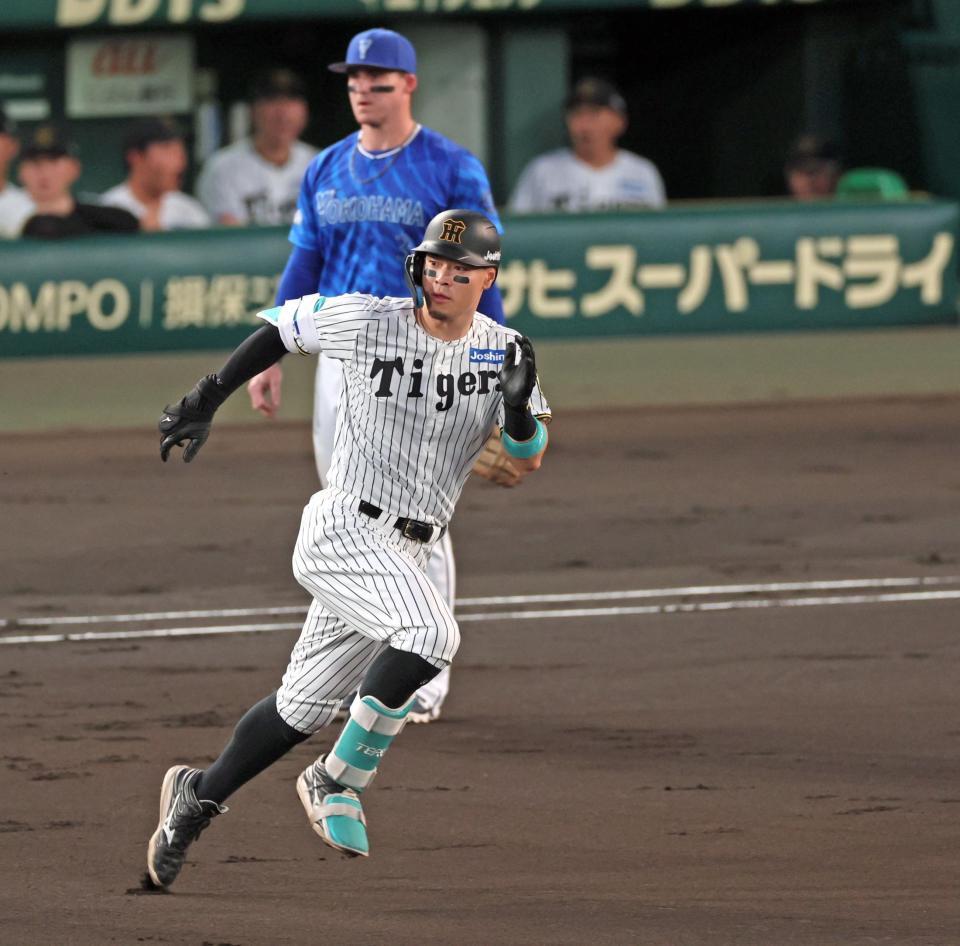 　１回、先制適時打を放ち二塁へ駆ける佐藤輝（撮影・立川洋一郎）