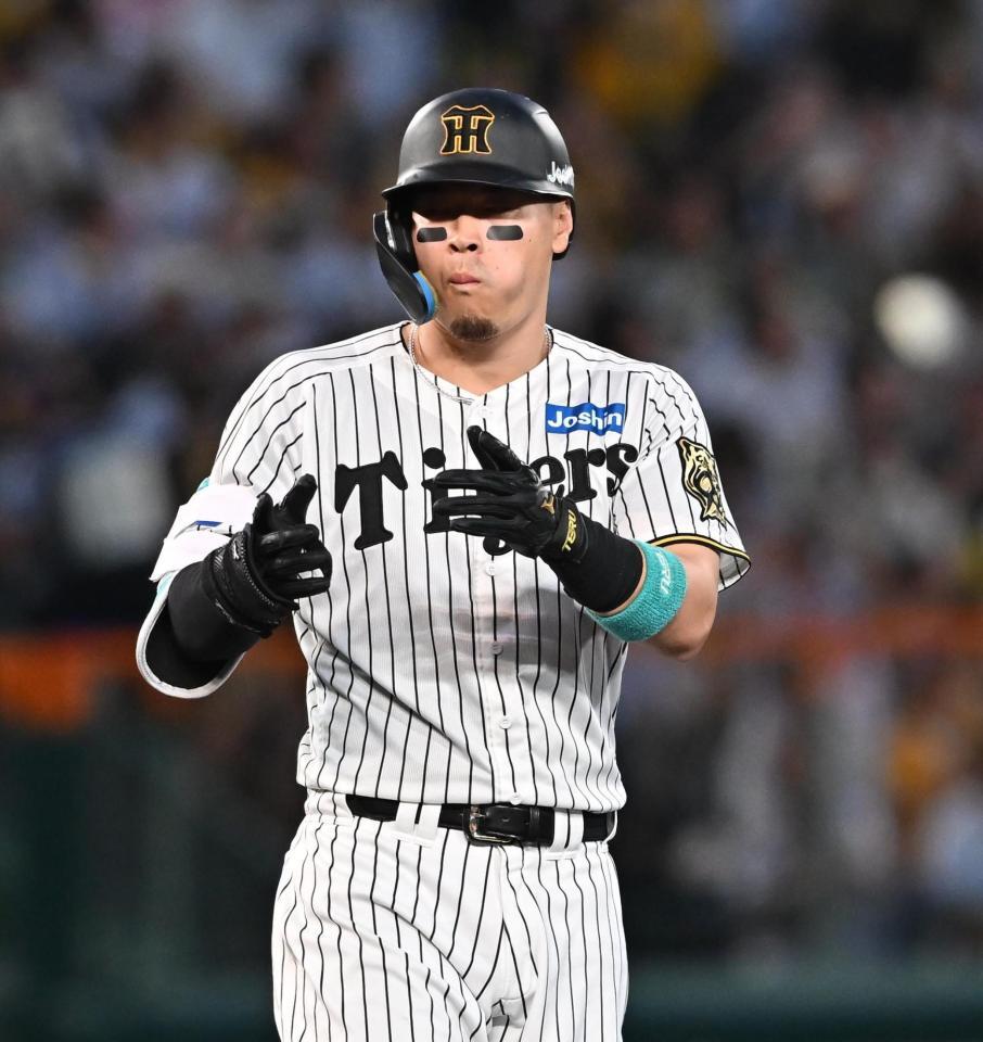 　１回、先制二塁打を放った佐藤輝（撮影・西田忠信）