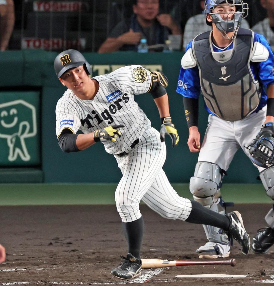 　２回、左前打を放つ井坪（撮影・立川洋一郎）