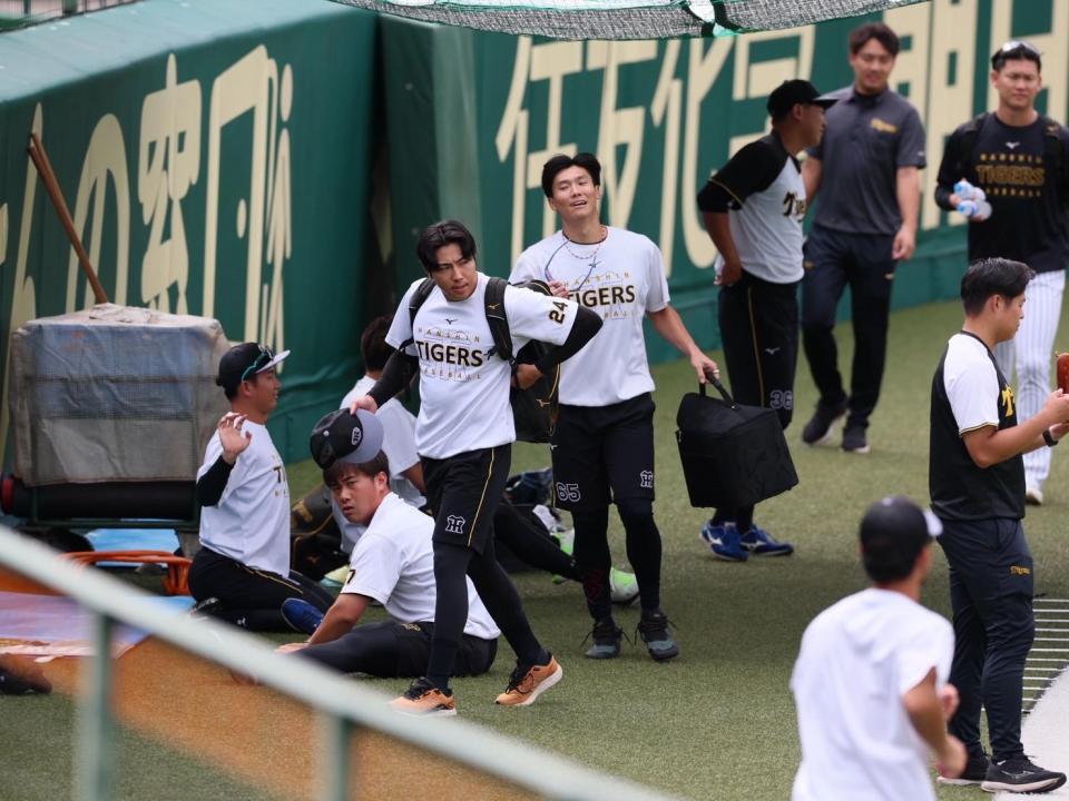 　１軍練習に合流した工藤（中央）＝撮影・立川洋一郎