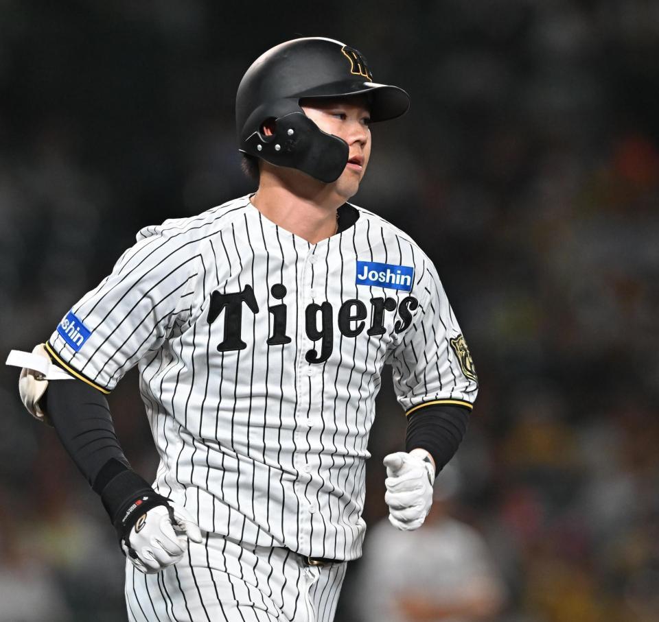 　７回、一塁への打球で懸命に走る代打・楠本（撮影・西田忠信）