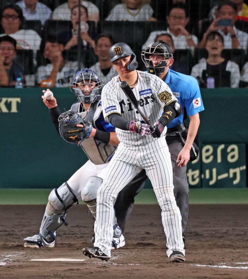 　８回、空振り三振に倒れる大山（撮影・立川洋一郎）