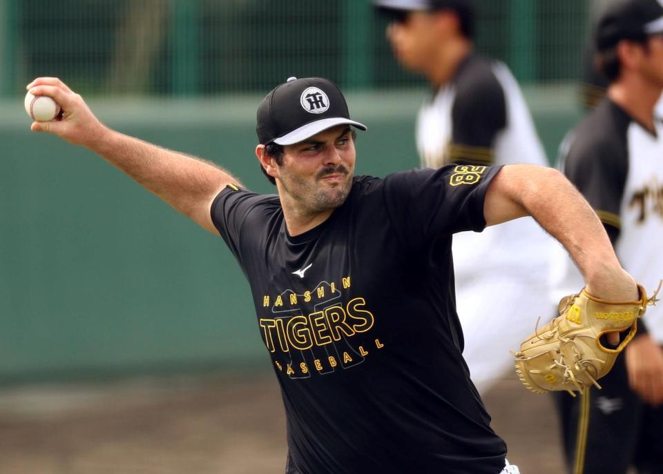 　２軍に合流し、キャッチボールするハートウィグ（撮影・山口登）