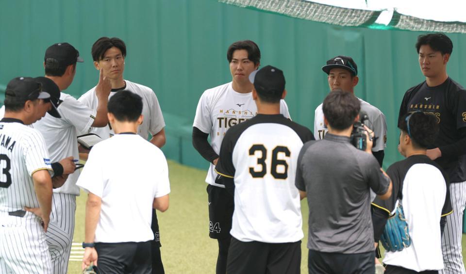 　円陣の中で話を聞く工藤（奥中央）＝撮影・北村雅宏