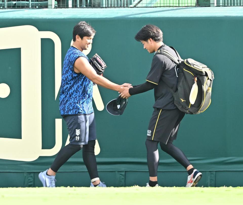 　山崎（左）と握手する高橋（撮影・西田忠信）