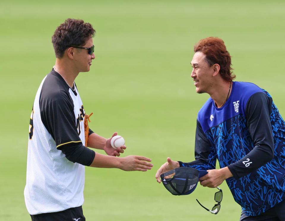 　練習中に三森（右）からあいさつされる大竹（撮影・立川洋一郎）