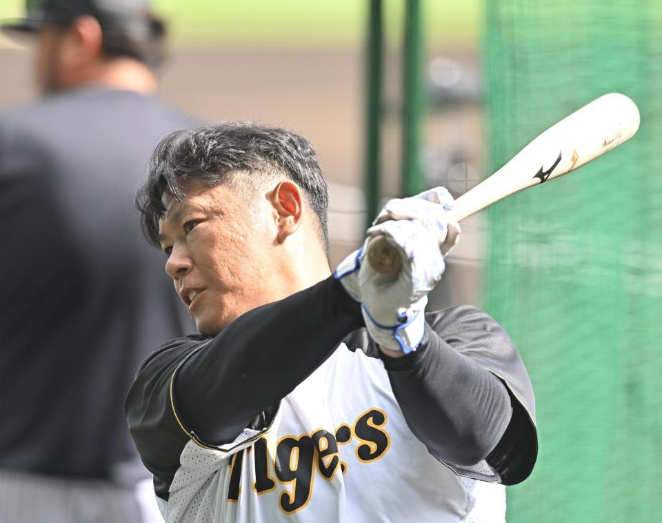 　打撃練習する原口（撮影・西田忠信）