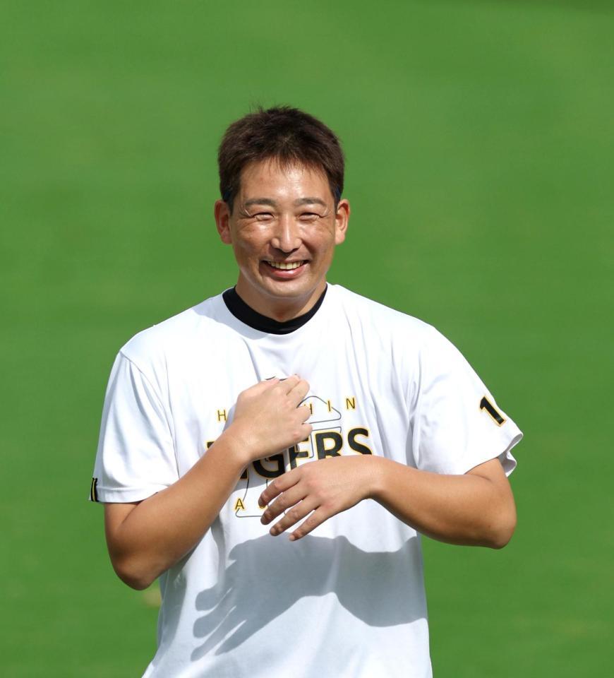 　練習中に笑顔を見せる岩崎（撮影・北村雅宏）