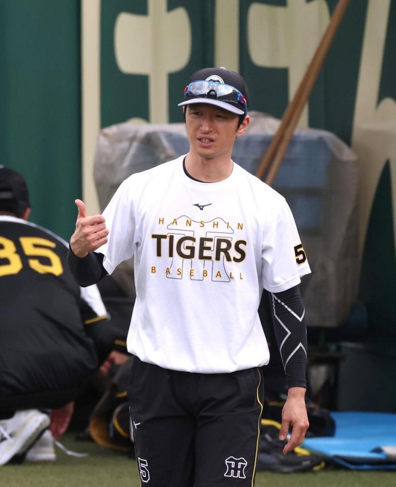 　練習中にサムアップポーズを見せる近本（撮影・北村雅宏）