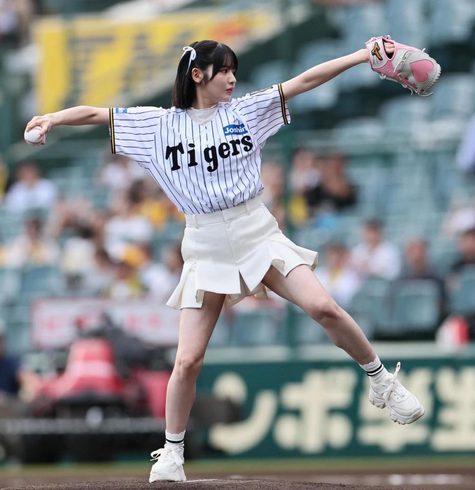 　ファーストピッチセレモニーで投げるＦＲＵＩＴＳ　ＺＩＰＰＥＲの鎮西寿々歌（撮影・田中太一）