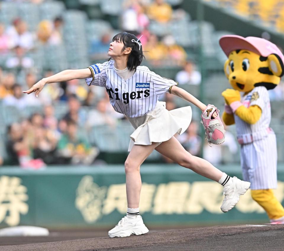 　ファーストピッチセレモニーを務めるＦＲＵＩＴＳ　ＺＩＰＰＥＲの鎮西寿々歌（撮影・西田忠信）