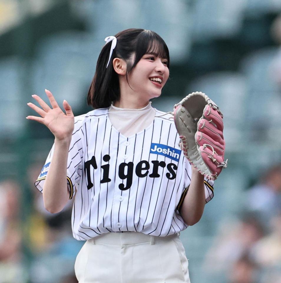 阪神 人気アイドルが始球式で伝説のシーン再現「やってみました」藤川
