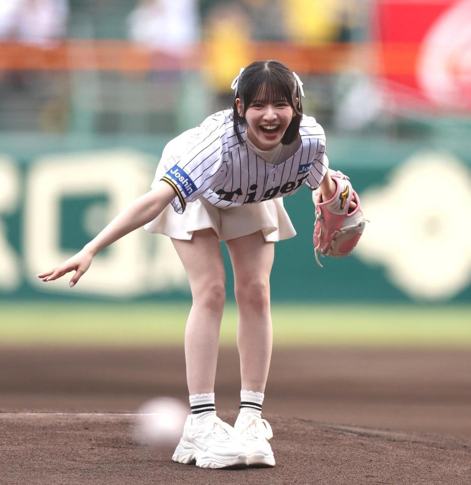 　始球式を務めるＦＲＵＩＴＳ　ＺＩＰＰＥＲの鎮西寿々歌（撮影・北村雅宏）