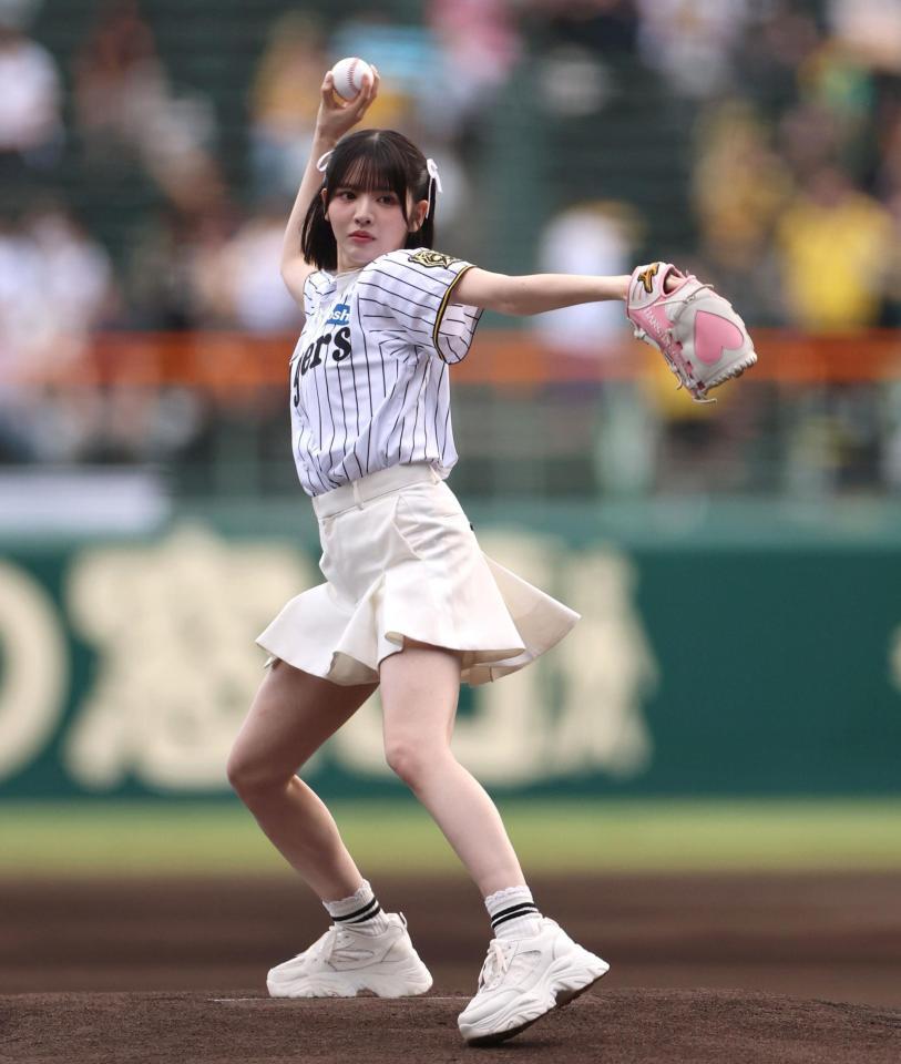　始球式を務めるＦＲＵＩＴＳ　ＺＩＰＰＥＲの鎮西寿々歌（撮影・北村雅宏）