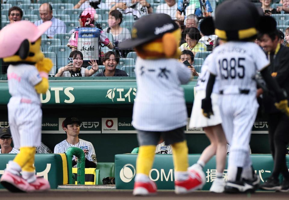 　ファーストピッチセレモニーを終えたＦＲＵＩＴＳ　ＺＩＰＰＥＲの鎮西寿々歌を見つめる栄枝（撮影・田中太一）