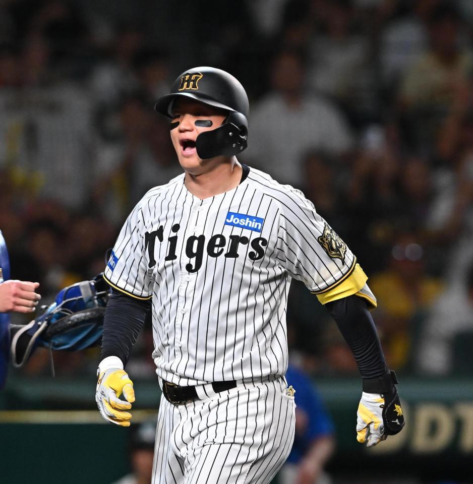 　４回、先制２ランを放ち生還する森下（撮影・西田忠信）