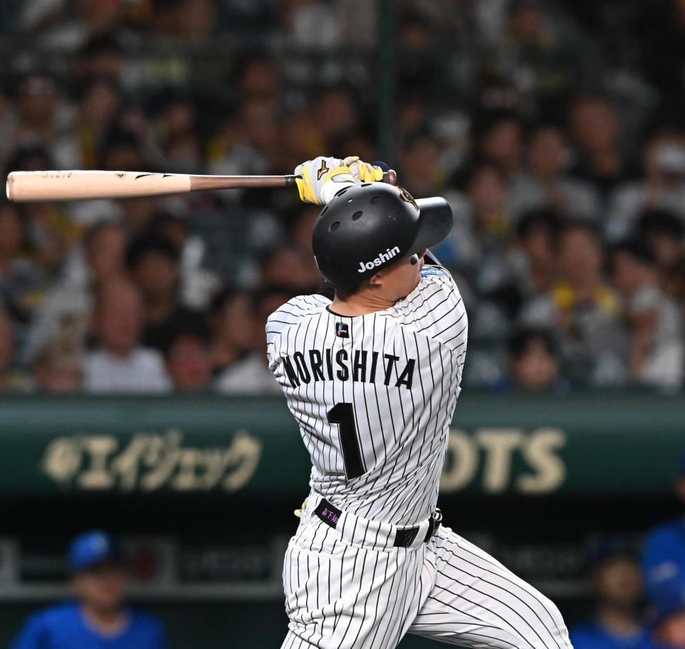 　４回、先制２ランを放つ森下（撮影・西田忠信）