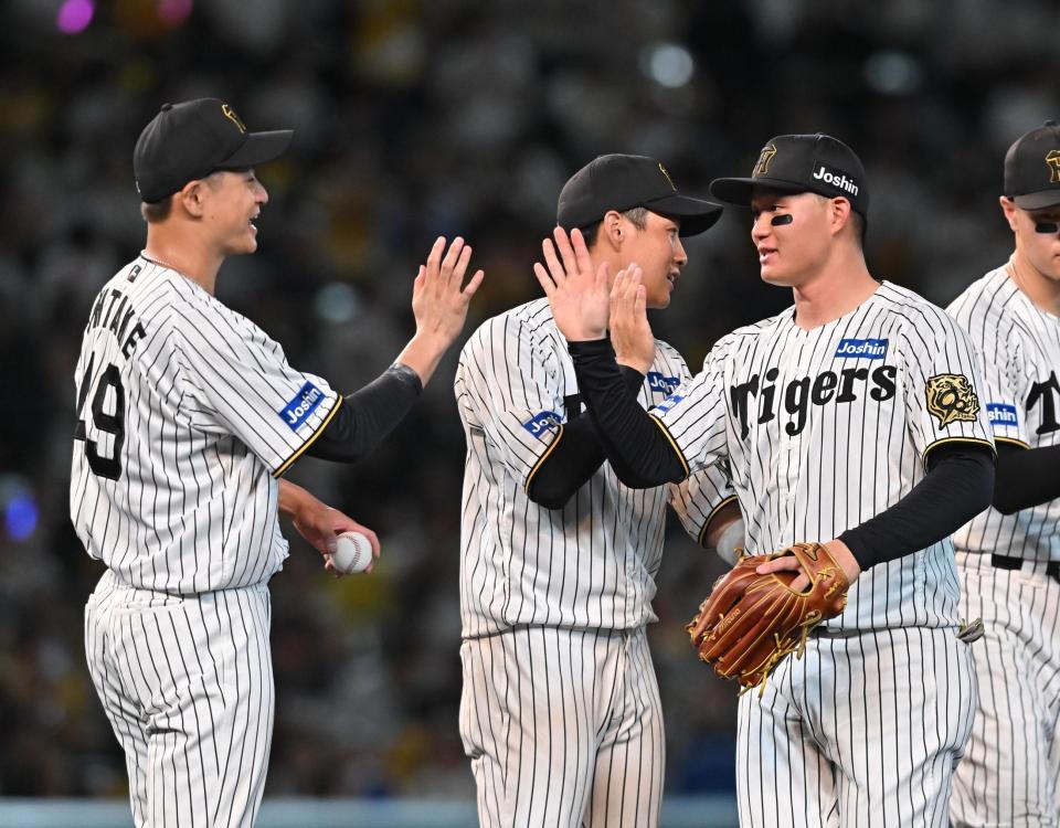 　ＤｅＮＡに勝利し、大竹（左）とタッチを交わす森下（撮影・西田忠信）