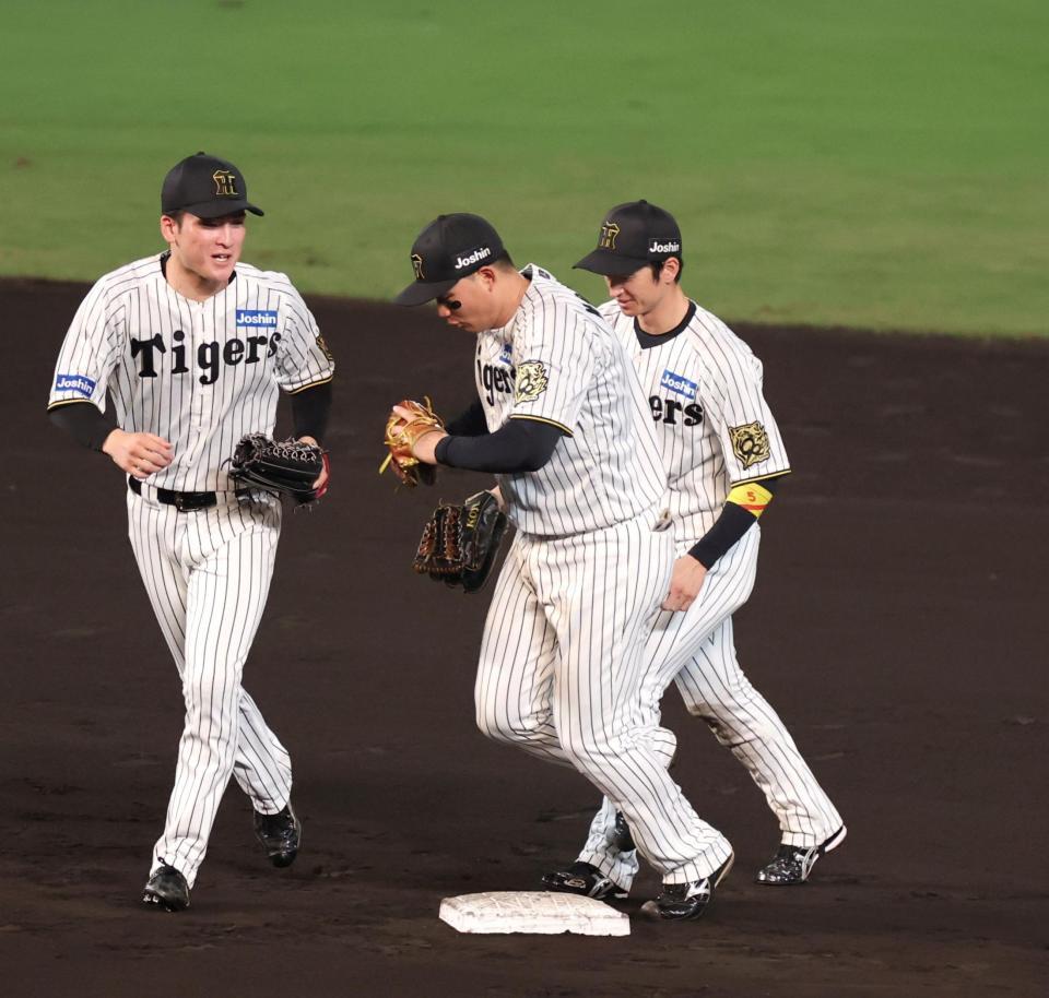 　勝利の後、二塁ベースにつまずく森下（中央）＝撮影・北村雅宏