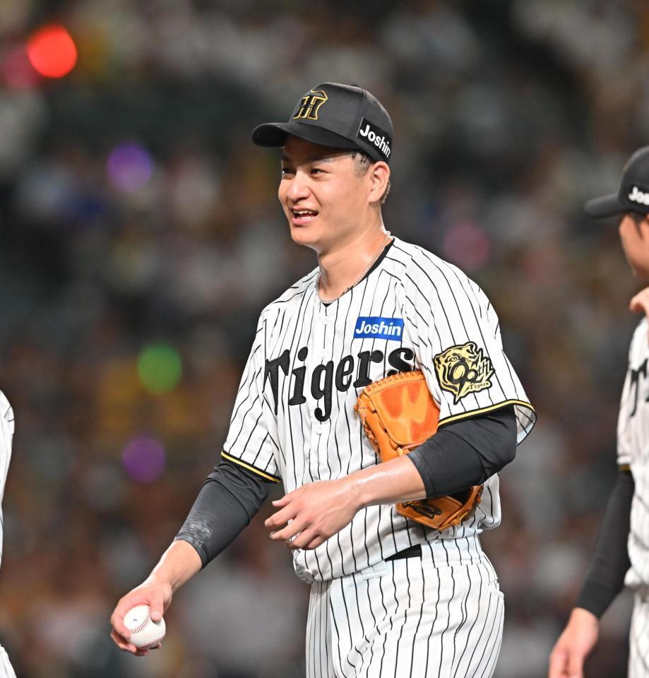 　完封勝利のウイニングボールを手に笑顔の大竹（撮影・西田忠信）